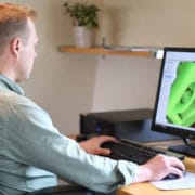 Man-vid-dator-SOLIDWORKS