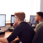 3d-cad-utbildning-män-tittar-på-datorskärmar