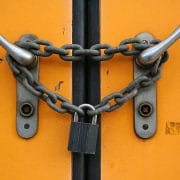 låst dörr med kedja