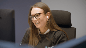 Sara på Domino sitter i möte med SolidEngineer.
